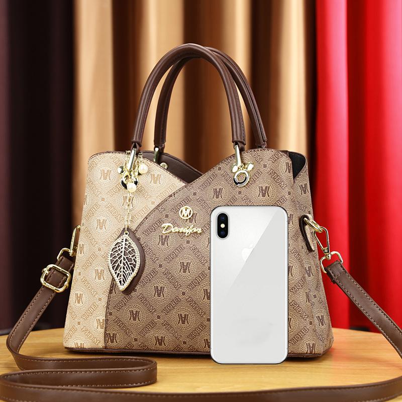 2025 new popular fashion large capacity middle-aged women's bag mother portable shoulder messenger bag