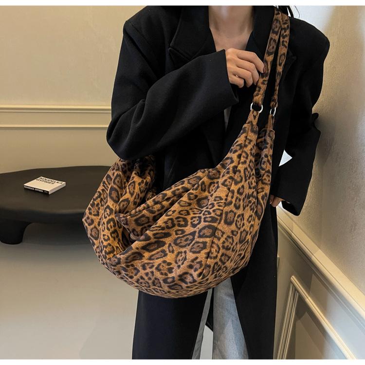 Leopard print bag women's large capacity 2024 new autumn and winter versatile casual messenger bag single shoulder commuter dumpling bag