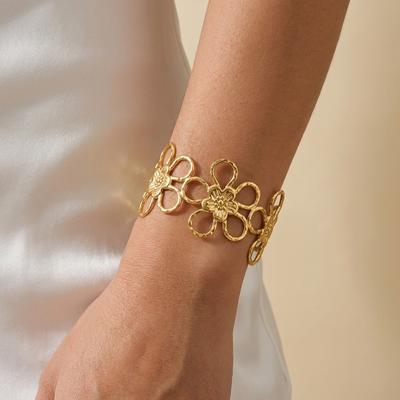 Süßes Hohlblumen Edelstahl Armreif für Damen Übergröße Goldfarbe Florales Offenes Armband Party Klobiger Schmuck Geschenk