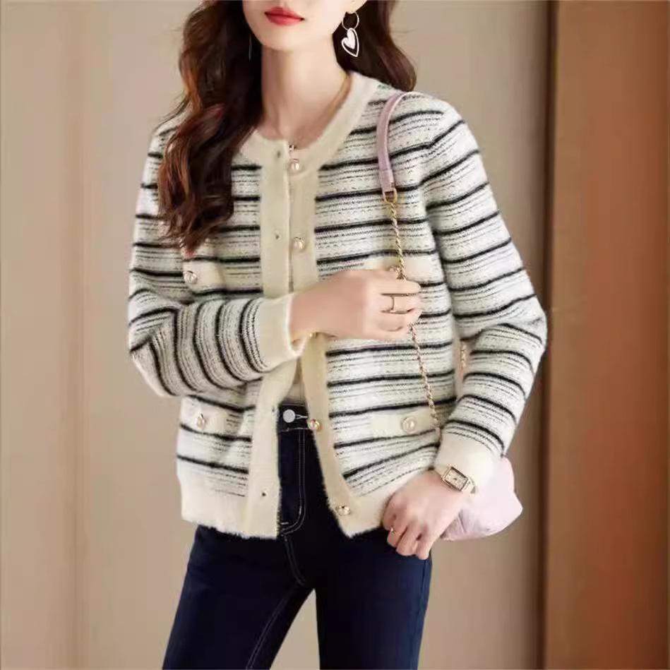 

Французский черно-белый полосатый маленький ароматный жакет модный зарубежный имитация кармана имитация норкового флиса свитер женский осенне-зимний 47-302 (average size) белый