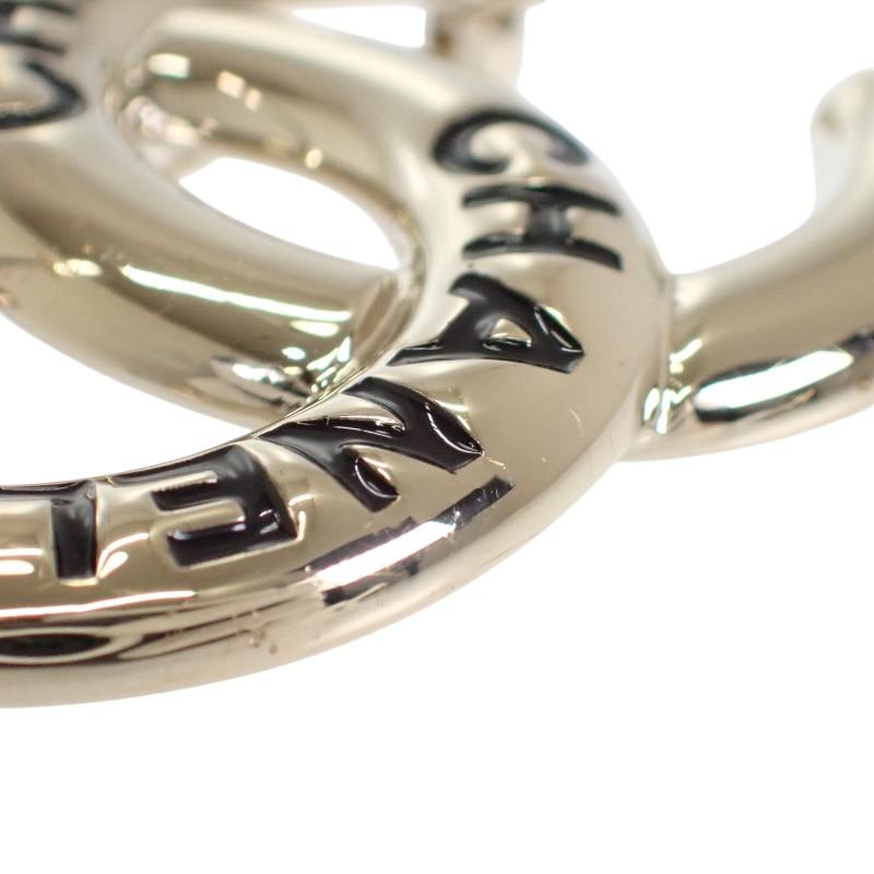 CHANEL  Brooch gold metal Women