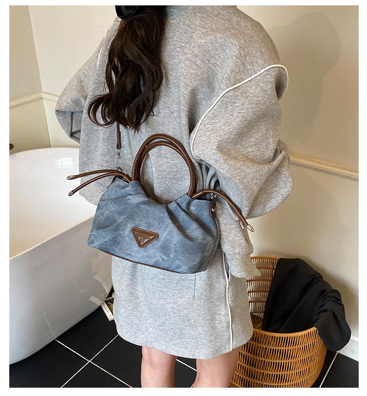 Niche Design Bag Women's 2025 New Summer Fashion Messenger Bag Korean Version Casual Portable Pleated Dumpling Bag