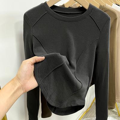 Automne et Hiver Européens Chemise de Fond Épaissie Brossée pour Femmes Manches Longues T-Shirt Épaule Droite pour Femmes Design Slim Haut en Velours Fin