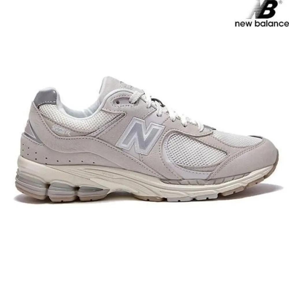 New Balance M2002RAA running shoes sneakers