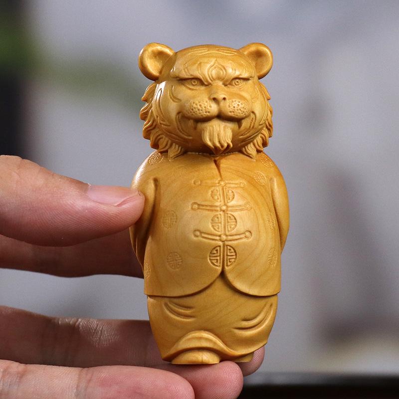 

Деревянная резьба Тигр Фигурка животного Богатого человека Креативные милые украшения Резьба по массиву дерева Украшения для дома, комнаты, офиса