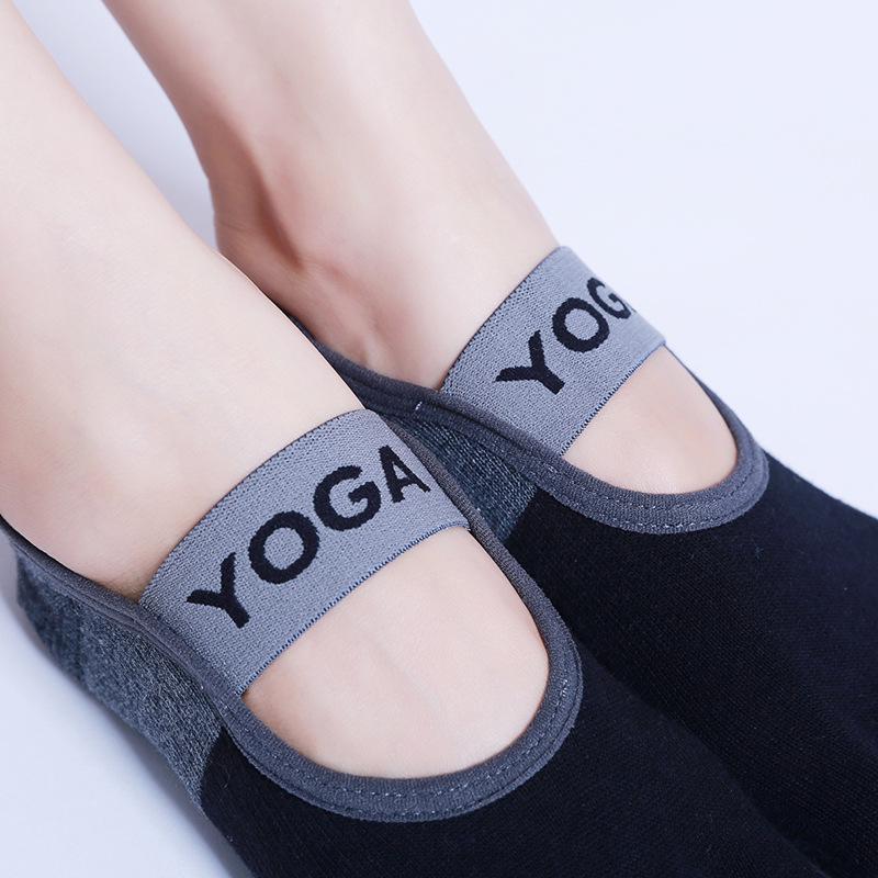 Anti-Odor Split-Toe Yoga Socks with Wide Straps, Gel Dots, and Five-Toe Design in Color-Blocked Combed Cotton