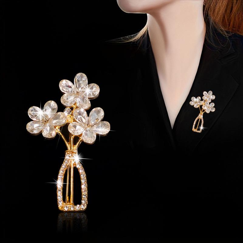 Exquisite Five-Petal Crystal Flower Brooch Vase
