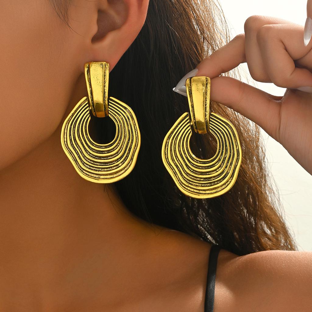New Geometric Earrings with A Unique Design