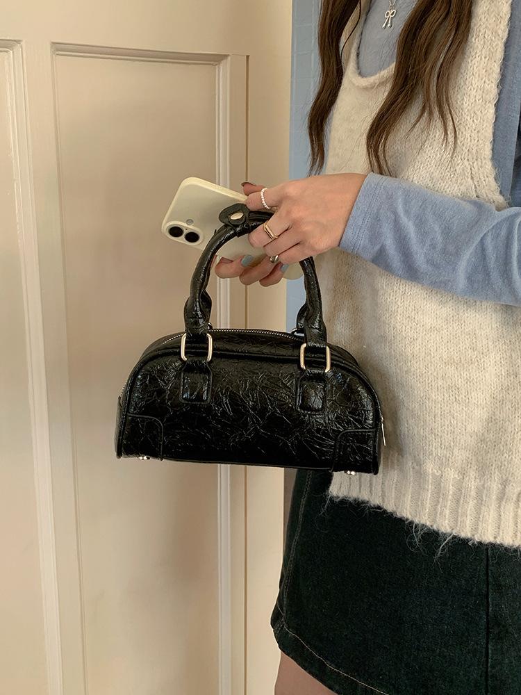 

Niche texture Boston handbag women s bag 2025 new Korean version simple pillow bag versatile shoulder messenger bag