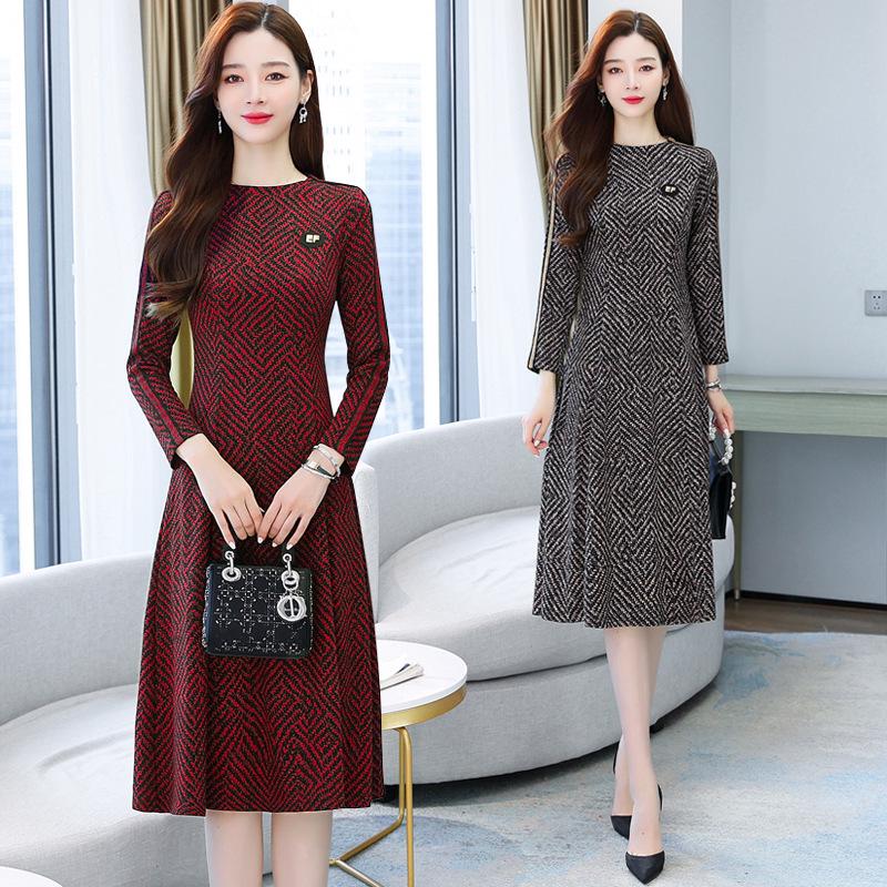 

Elegant Mid-Length Autumn Dress for Stylish Middle-Aged Women L чёрный