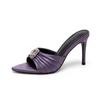 2025 Sommer neue spitze Satin Strass Metall Schnalle plissiert coole Slipper dünner Absatz tragen offen Zehen hohe Absätze Frauen
