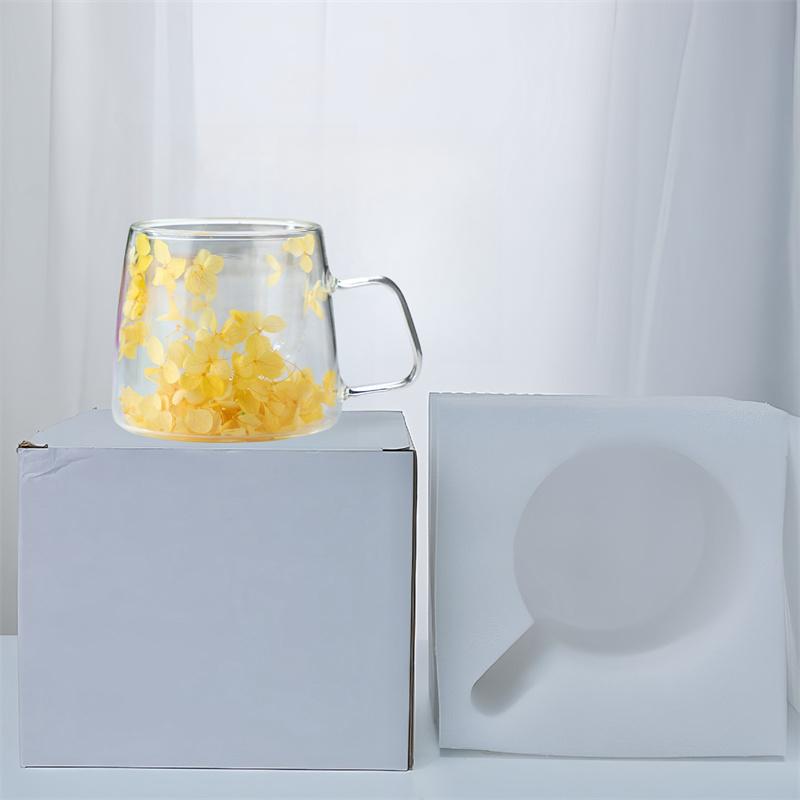Bunte Trockenblumen-Glasbecher - Dekorative transparente Kaffee-/Teetasse mit eingebetteten floralen Elementen