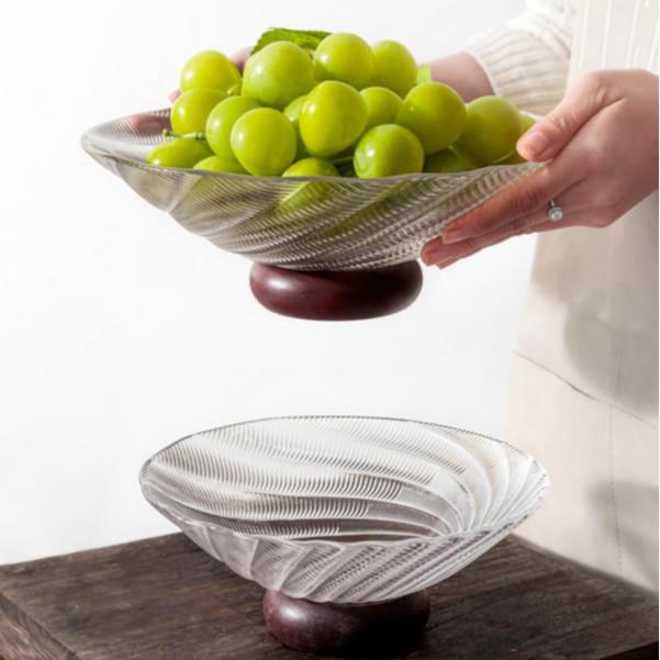 Luxury Glass Fruit Bowl for Coffee Table: High-End Reception Tray for Snacks, Nuts, and Dried Fruits.