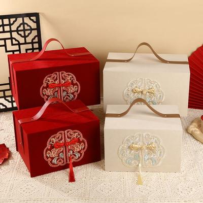 Luxury Velvet Embroidery Candy Gift Box: Chinese Style Flip-top Souvenir for Weddings