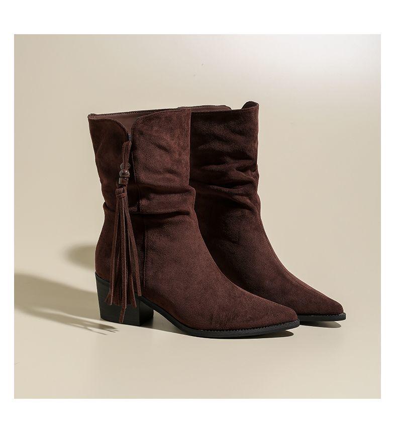 Damskie zamszowe kowbojki do połowy łydki na jesień/zimę 2025 z czubem w szpic, grubym obcasem, frędzlem i marszczeniami.