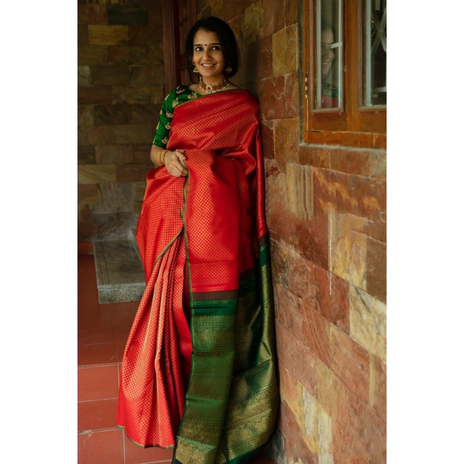 

Трендовое новое индийское традиционное мягкое шелковое сари с кружевом и бордюрным плетением