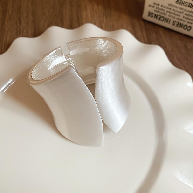 Schickes High-End-Metallarmband: Eleganter, Einzigartiger und Mutiger Damenschmuck