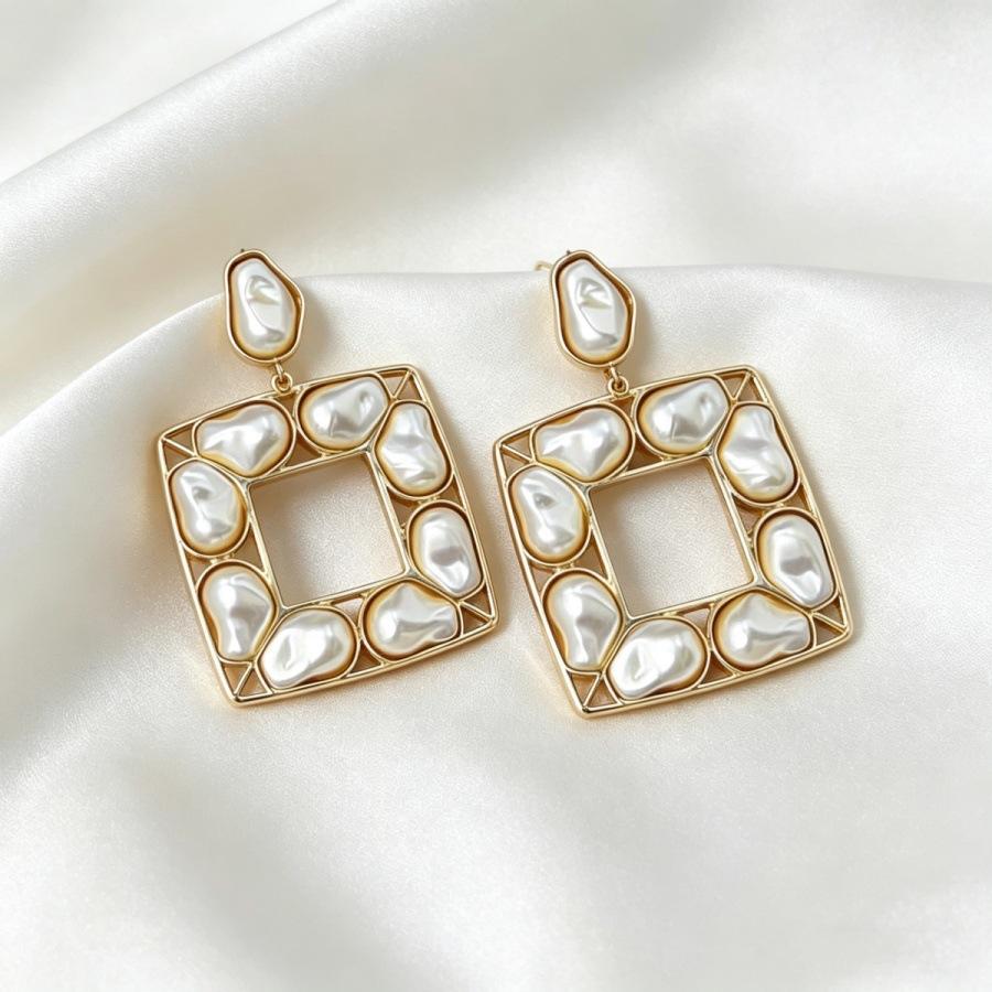 European and American women's earrings, geometric pearl square design high-end stud earrings, versatile niche earrings
