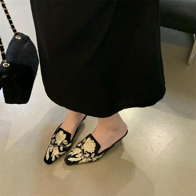Fashion Women Baotou Embroidered Flat Bottom Half Slippers Summer Muller Sqaure Toe Shoes Flat Outdoor Casual Walking Slides Zapatillas