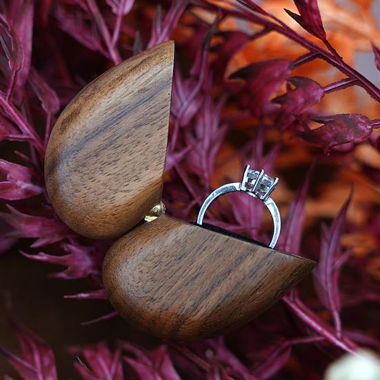 Krabice na prsten ve tvaru srdce Kompaktní velikost Přenosná Retro styl Dřevěný Držák na zásnubní a svatební prsteny Organizér na šperky