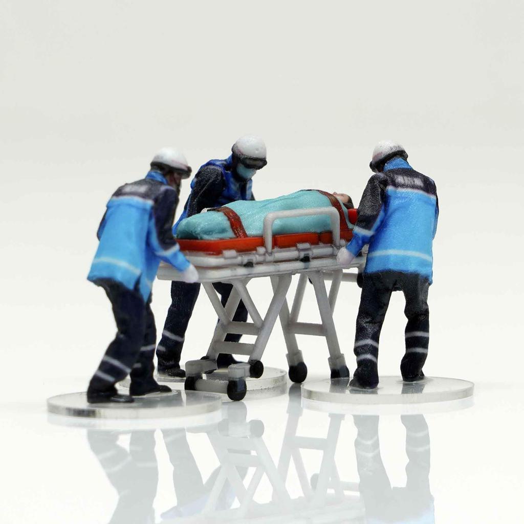 figreal 1/64 Paramedic 004 (3 figures + patient stretcher)