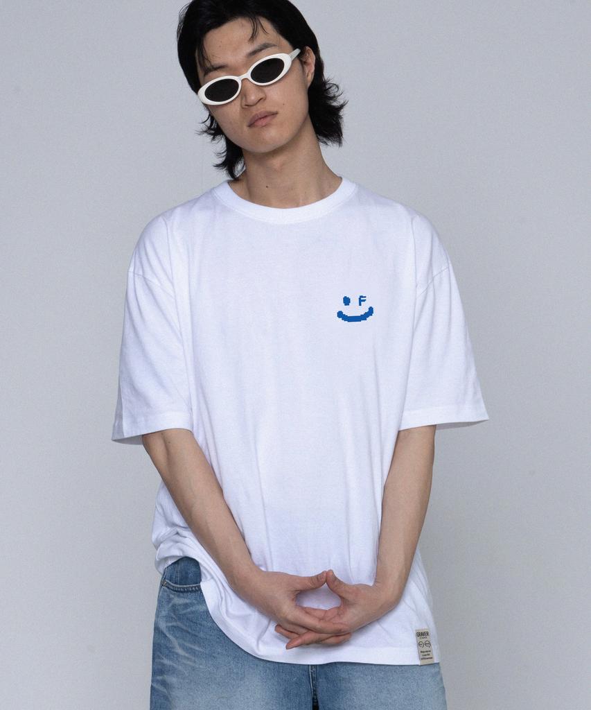 GRAVER [Unisex] Pixel Small Drawing Smile Short Sleeve T-Shirt_White/Blue Logo