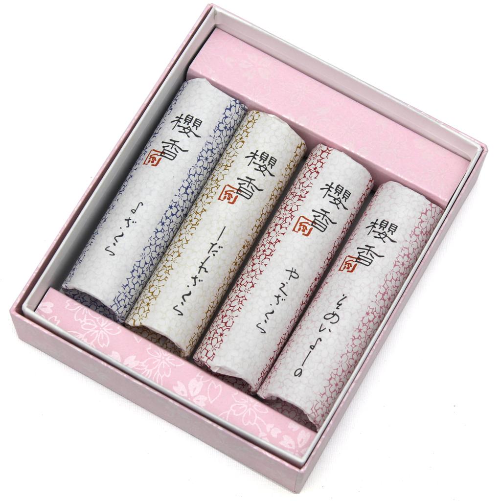 Wird mit einem Räucherstäbchenhalter geliefert. Set mit 4 Düften der alten Hauptstadt, inspiriert von Kirschblüten. Sakura-Räucherstäbchen. Kyoto-Räucherstäbchen, brennfertig.