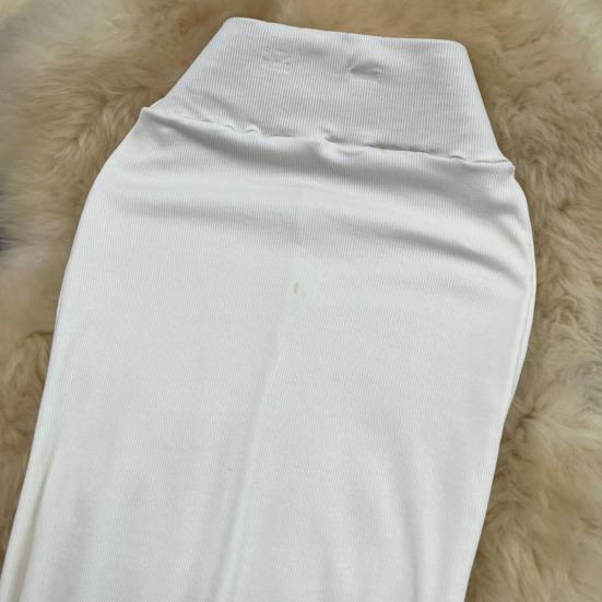 Dámská midi sukně jednobarevná s rozparkem vzadu, s vysokým pasem, rybího střihu, obepínající boky, do kanceláře, pouzdrová sukně