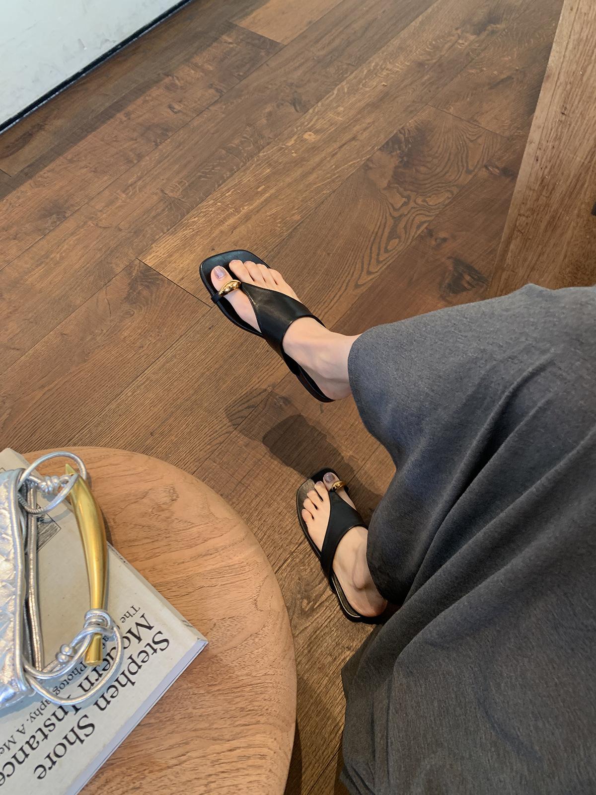 

[Su Yinyin has the same style in stock] Small gold buckle~ square head cover toe holiday beach flat-bottomed flip-flops women s sandals 34