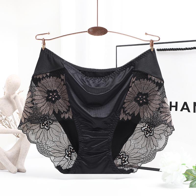 Mid-Rise Lace Hip-Lifting Panties - Comfortable, Sexy Triangle Design with Pure Cotton Crotch