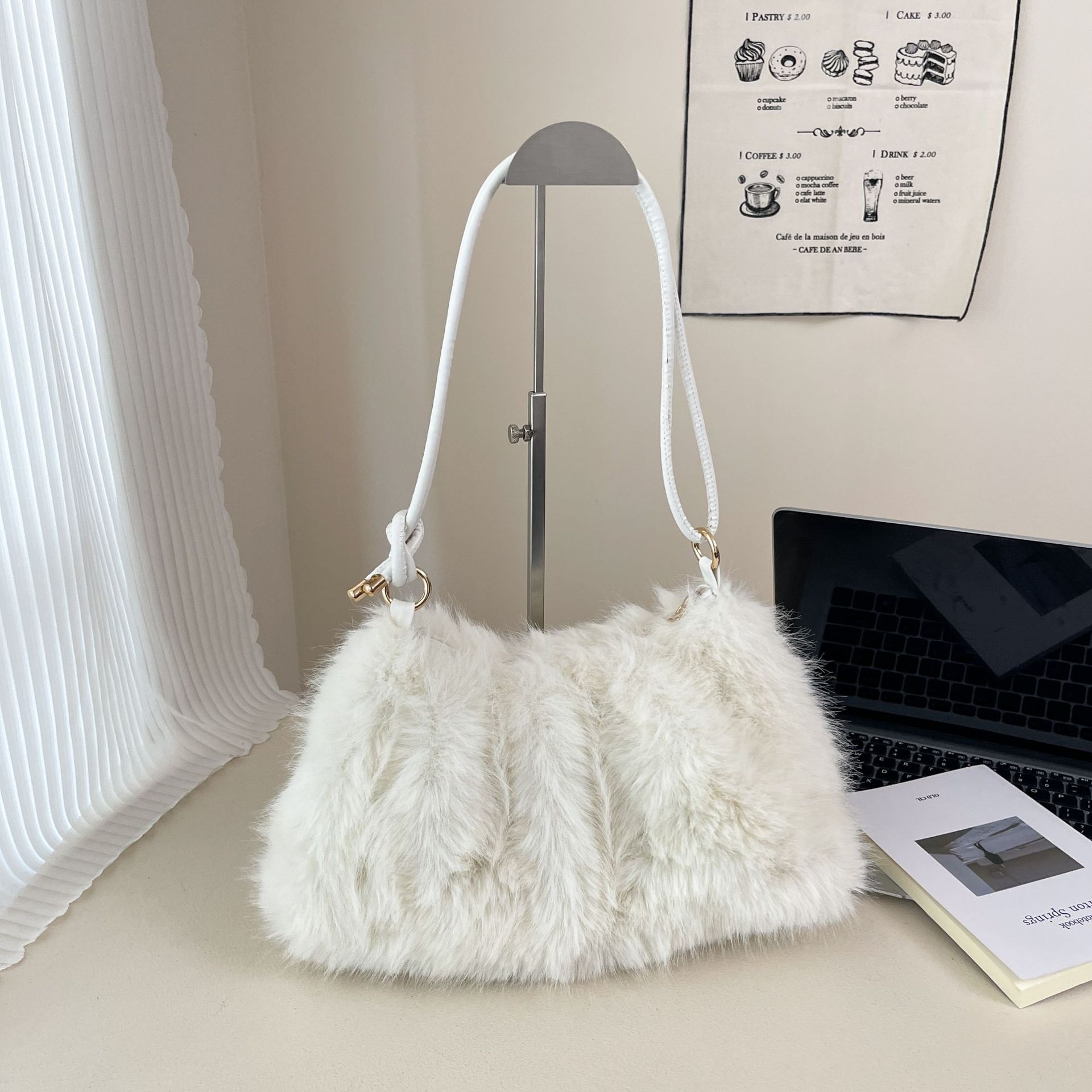 

Осень и зима большая вместимость ощущение высокого класса для работы поездок кроссбоди сумка-ведро женская 2025 новая диагональная плюшевая сумка белый