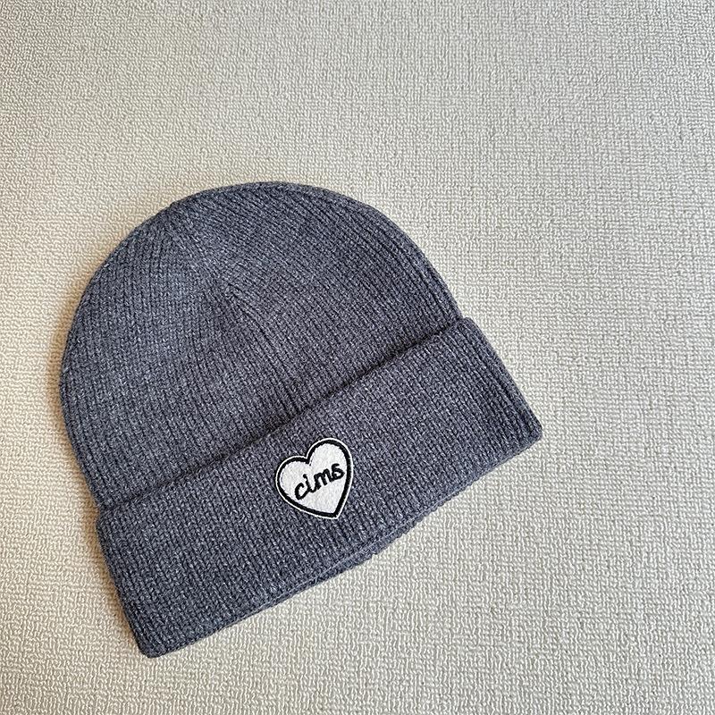 Modische Englische Buchstaben Liebe Stoffetikett Wollmütze Lässig Einfarbige Aufgeschlagene Kante Gehörschutz Strickmütze Arktischer Samt Warme Mütze