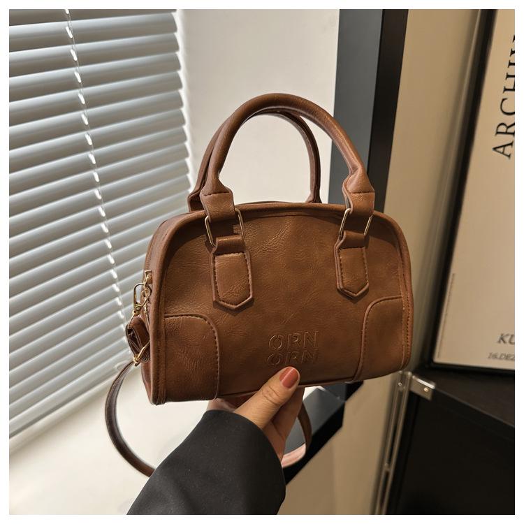 

Женская ретро-модная маленькая квадратная сумка 2024 года — популярный весенний универсальный стиль темно-коричневого