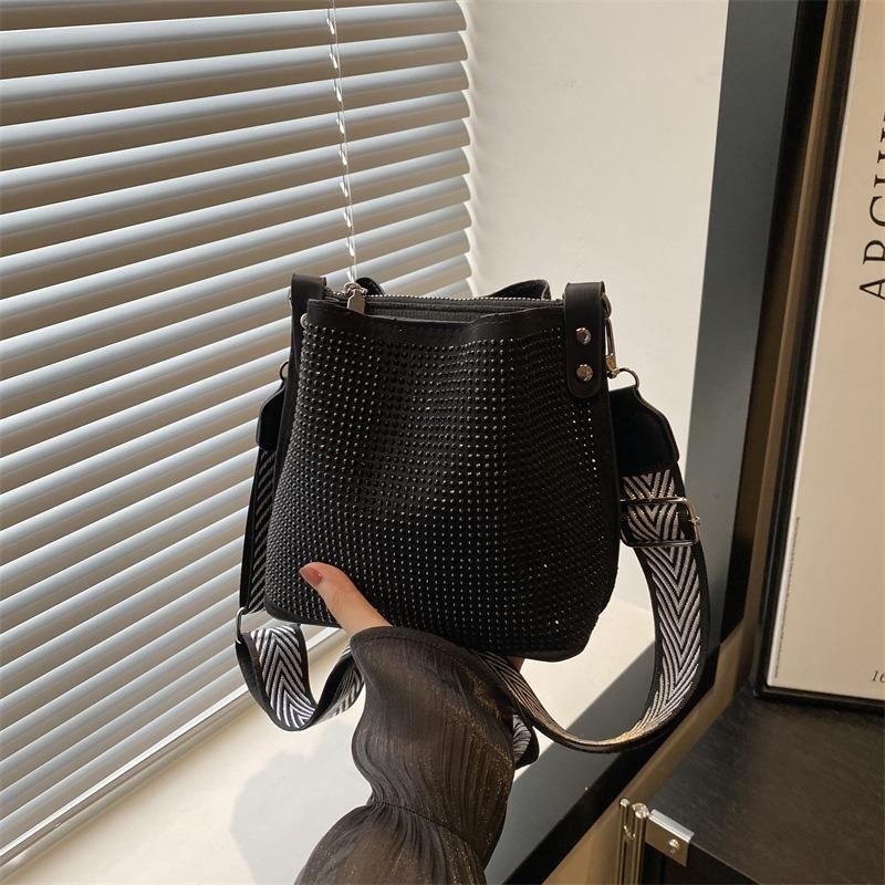 Delicate diamond-encrusted portable bucket bag women's niche design texture wide shoulder strap single shoulder messenger bag
