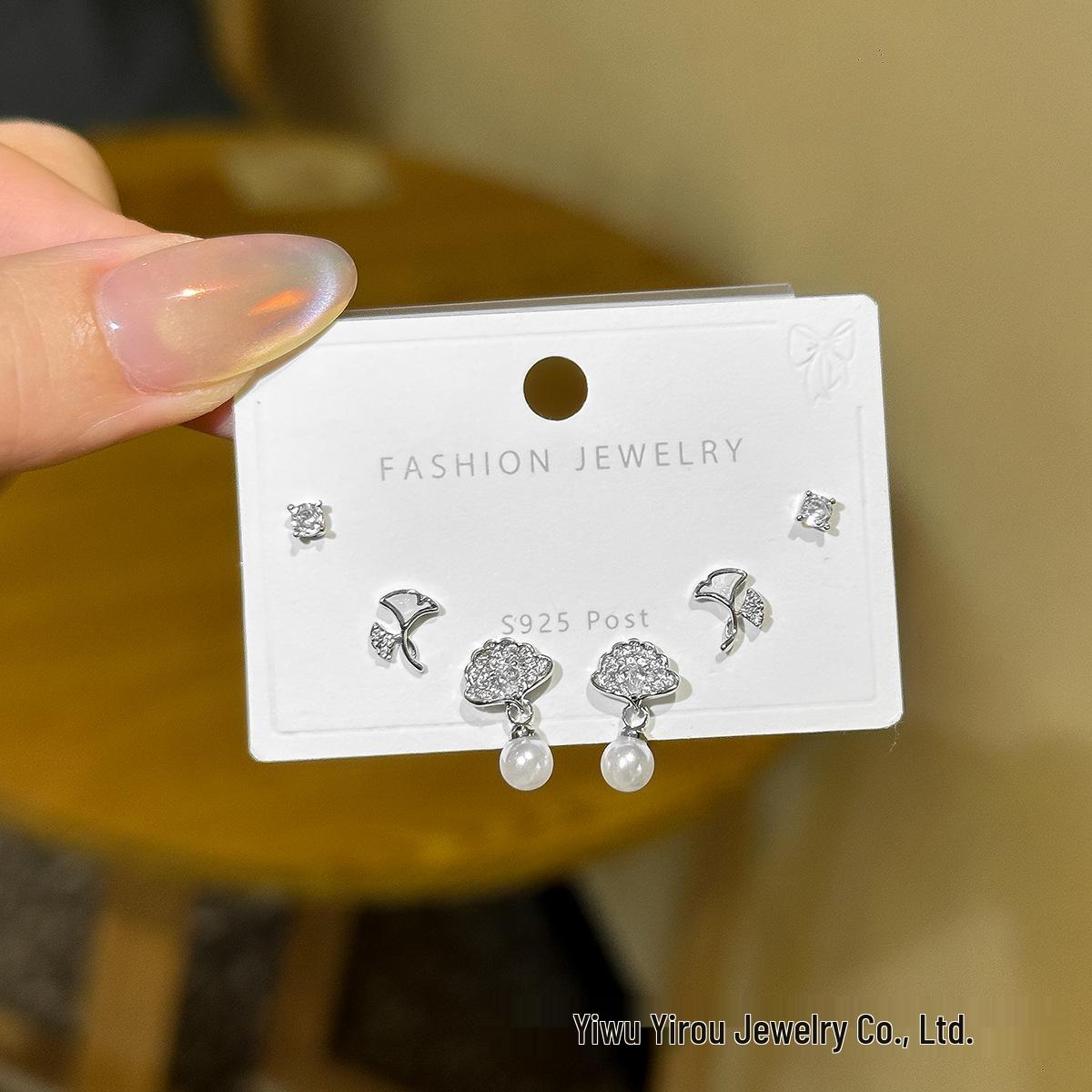 

Elegant Fan-Shaped Pendant & Trio of Stud Earrings Set for Women: Exquisite Design & Compact Style