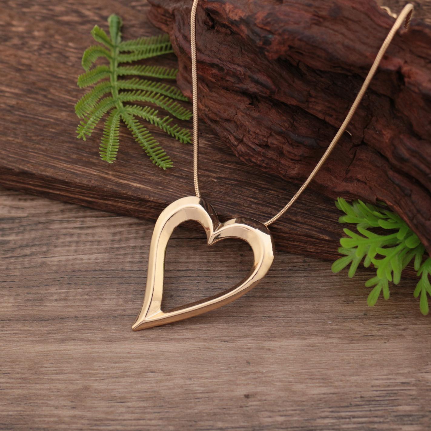 

Новая глянцевая полая подвеска в виде сердца, женская высококлассная универсальная подвеска из сплава в форме сердца