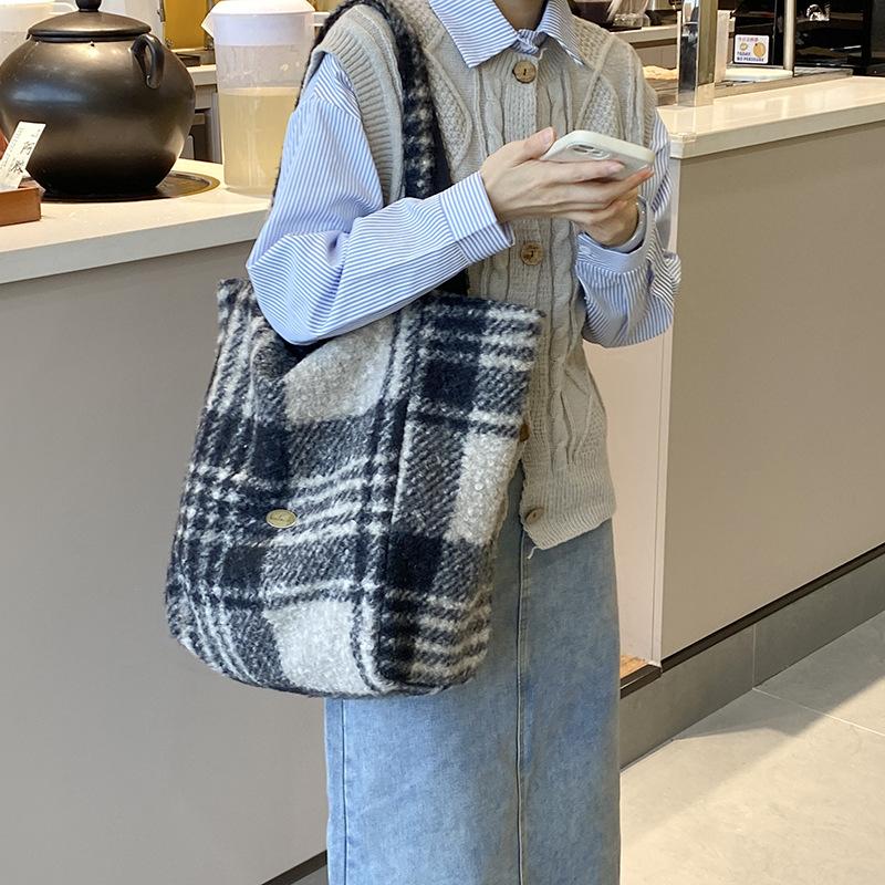 

Women s Woolen Shoulder Bag, Winter & Autumn, Double-Sided Carry, Portable Bag, Shopping Bag 37 * 28 * 14CM