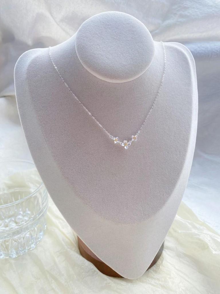 Sterling Silver Gardenia Flower Necklace for Women - Elegant Light Luxury Clavicle Chain with Fresh Floral Design.