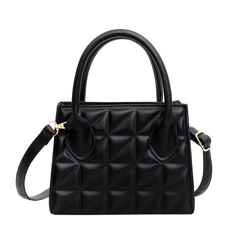 

Женская сумка квадратной формы с выемкой, однотонная, 2024, новая, модная, текстурированная, женская, портативная, вместительная, сумка-мессенджер через плечо чёрный