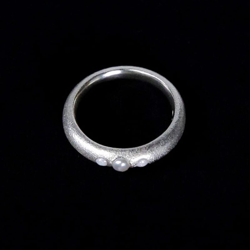 

Baked Alaska Stacking Ring 04 - mono pearl, resin embelished, sparkling matt finish No. 10