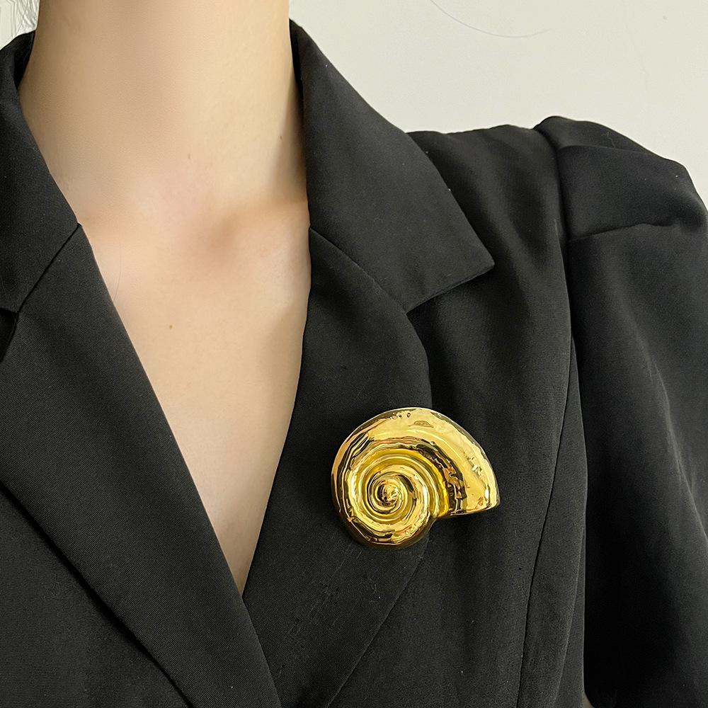 Bohemian Metal Conch Shaped Brooches for Women Men New Personality Design Suit Jacket Brooches Pins Charm Jewelry Accessories