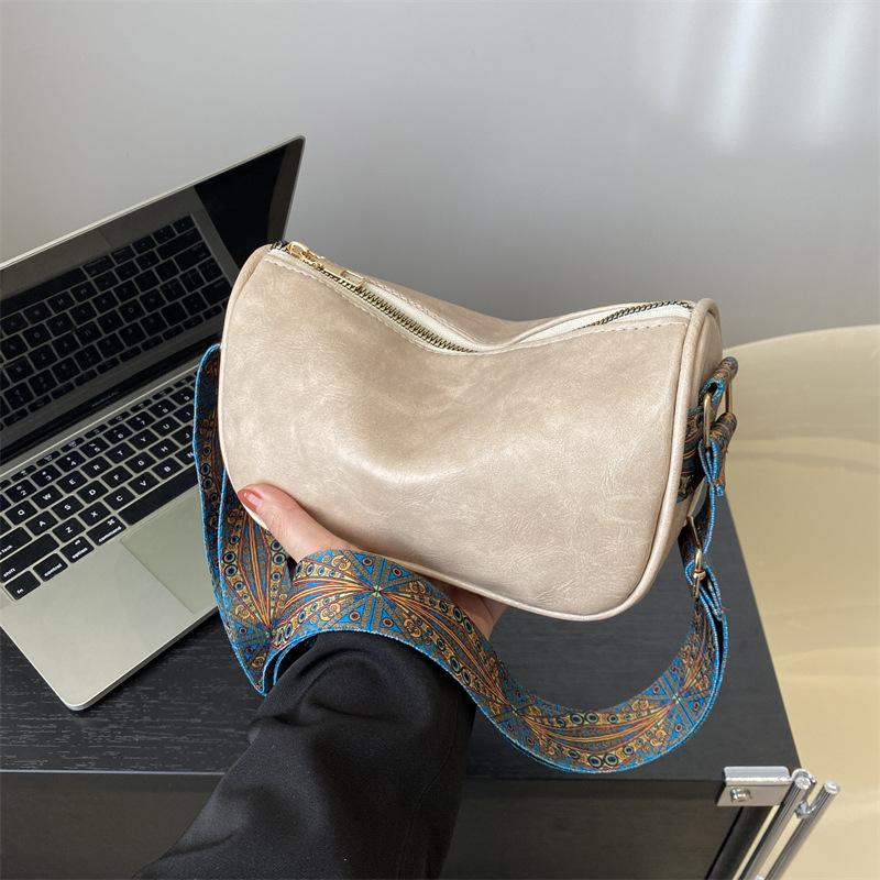 Vintage Leather Shoulder Bag for Women Retro Underarm Baguette Bag Small Crossbody Purse with Wide Strap Zipper Handbag Casual Daily Clutch