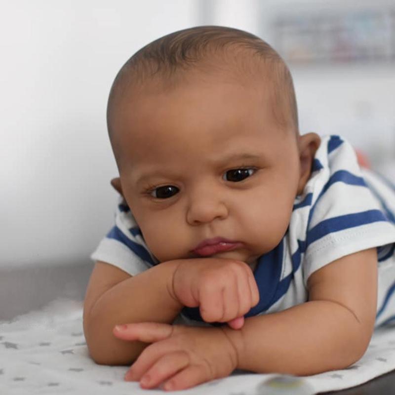 Schwarze Reborn-Baby-Kleinkind-Puppe Cameron 60 cm, Stoffkörper-Simulation Babypuppen, echt wie handgezeichnete Haare, Neugeborenenpuppen für Kinder, Schlafenszeit-Spielzeug