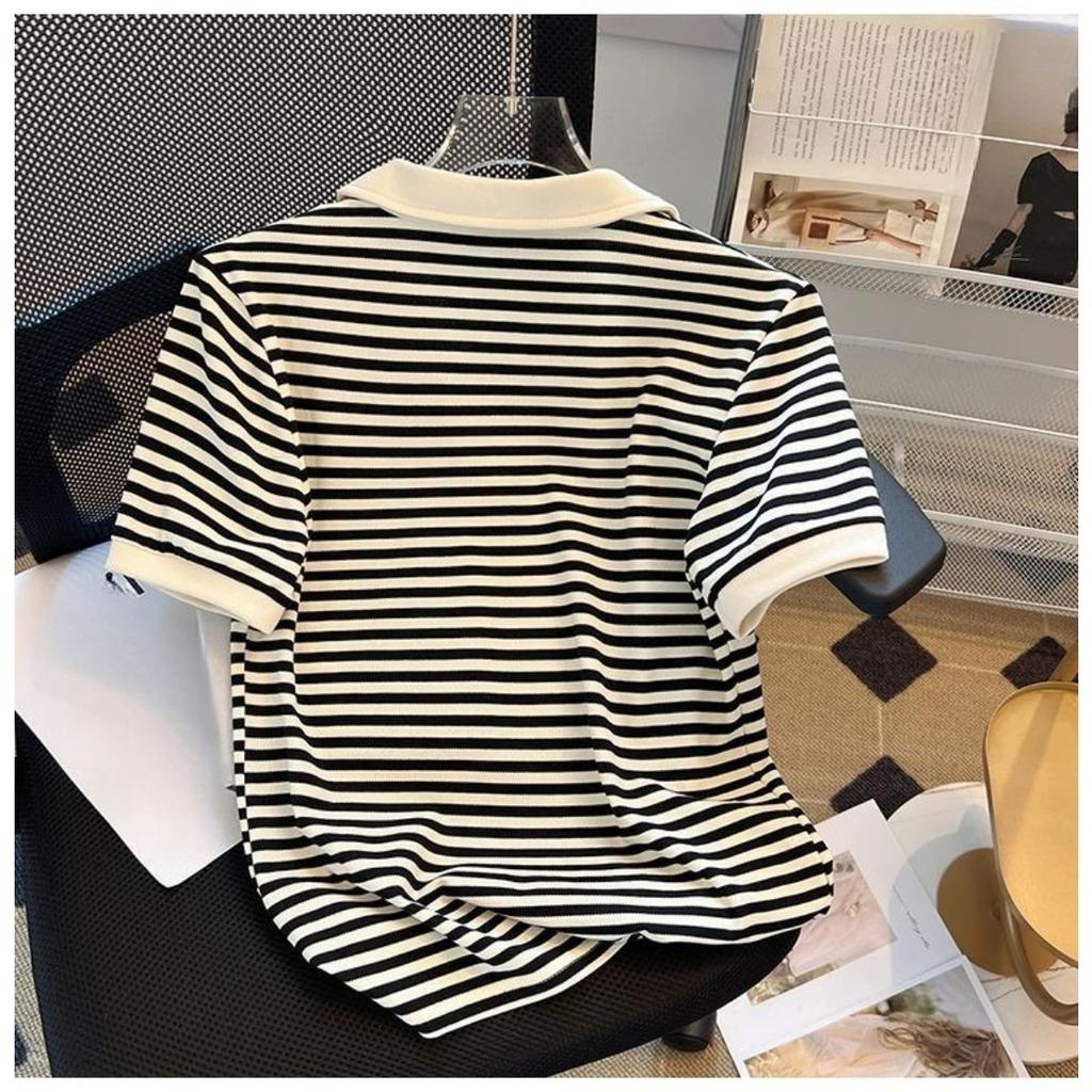 Modisches Sommer-T-Shirt für Damen mit V-Ausschnitt und kurzen Ärmeln, Stilvolles Cropped Top für zierliche Damen, Design-orientierte Unterwäsche