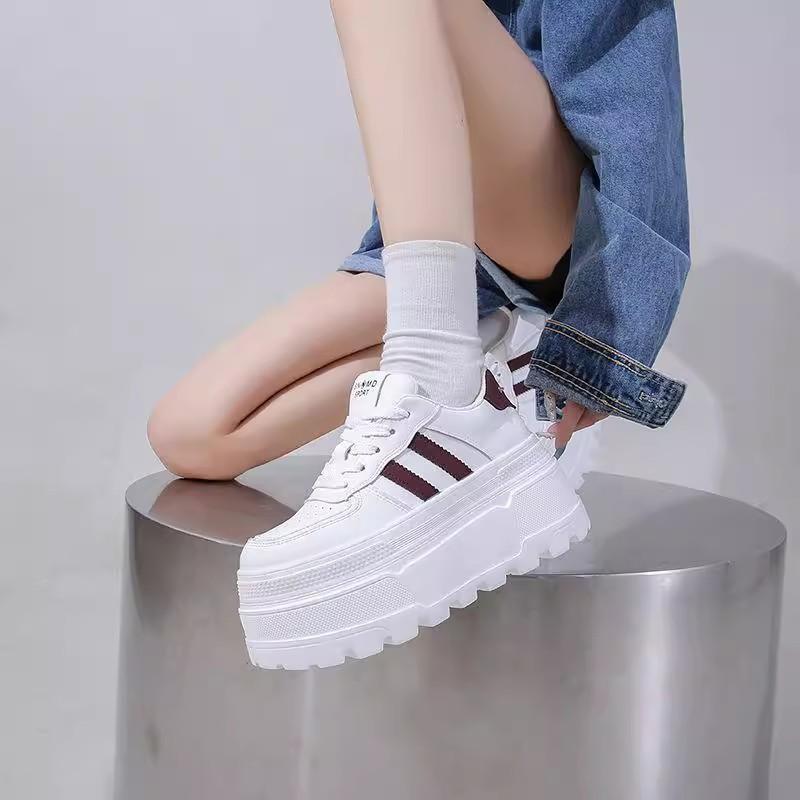 The muffin increases the height of the little white shoes and the thick baseplate shoes. The new small man shows the height of the versatile