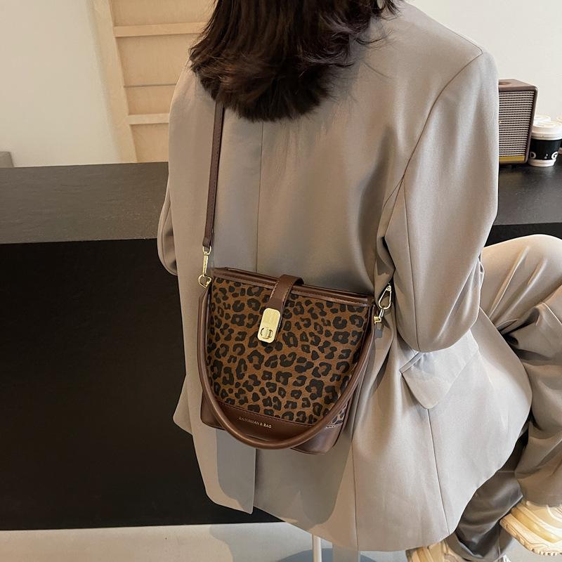 

Осень и зима супер огонь нишевая сумка с леопардовым принтом женская 2025 новая популярная универсальная сумка-мессенджер изысканная портативная сумка-ведро 20*10*18 темно-коричневого