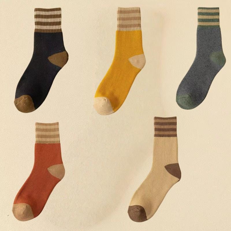Women's Mid-Calf Reindeer Jacquard Wool Socks - Soft & Comfortable for Autumn and Winter