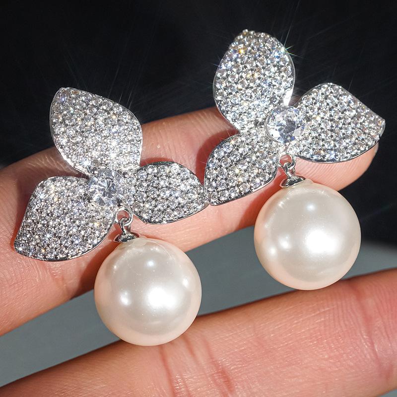 Hot-selling New Earrings, Korean Version of Fashion Imitation Pearl Stud Earrings for Women, Clover Petal Zircon Earrings