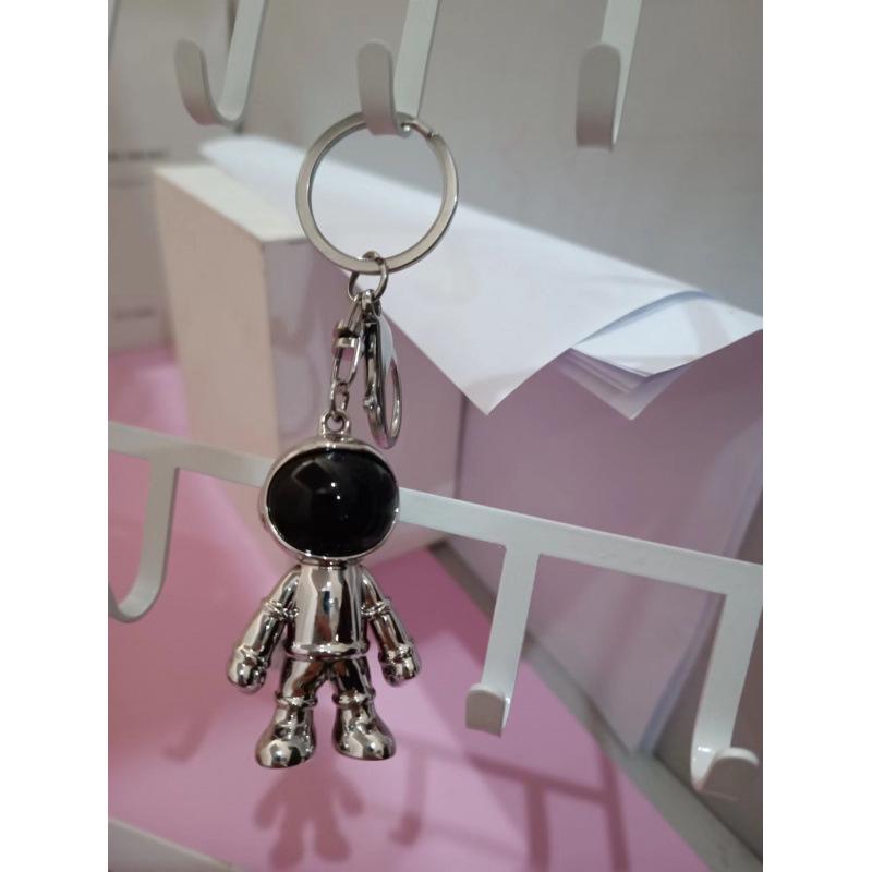 3D Astronaut Keychain: Trendy Car Pendant & Bag Accessory for Men and Women