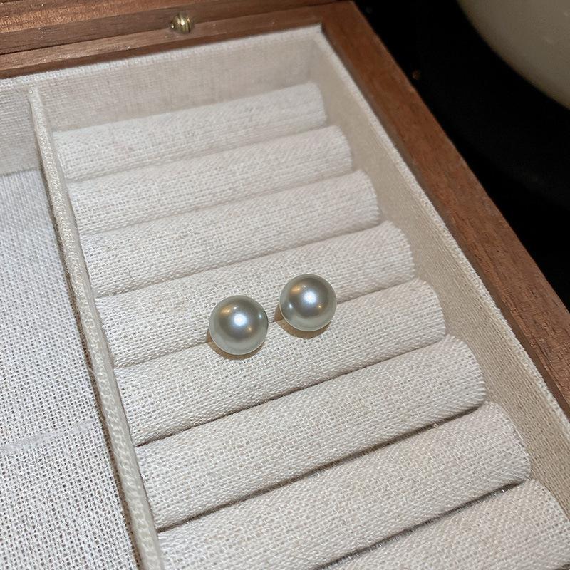 Grey pearl C-shaped earrings, fashionable temperament, high-end stud earrings, niche French elegant light luxury earrings, women